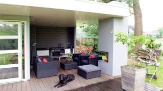 moderne tuinhuizen met glazen deur en witte wanden